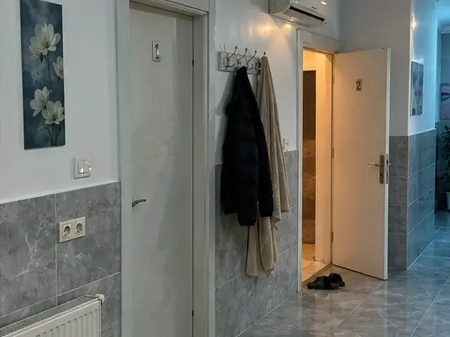 Oda girişinde askı ve temiz terlik — Çatalca, Masaj Salonun