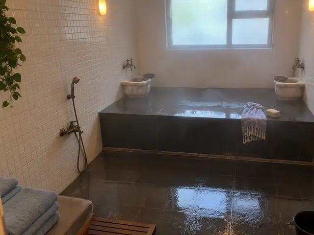 Beyaz mozaikli, kurnalı hamam bölümü — Çatalca, Masaj Salonun