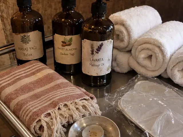 Masaj yağı şişeleri, rulo havlular ve pembe peştemal — Çatalca, Masaj Salonun