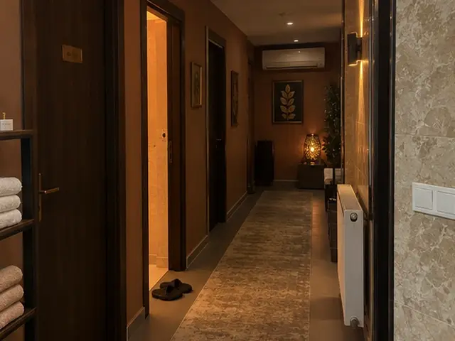 Havlu rafı ve terlikleriyle salon koridoru — Çatalca, Masaj Salonun